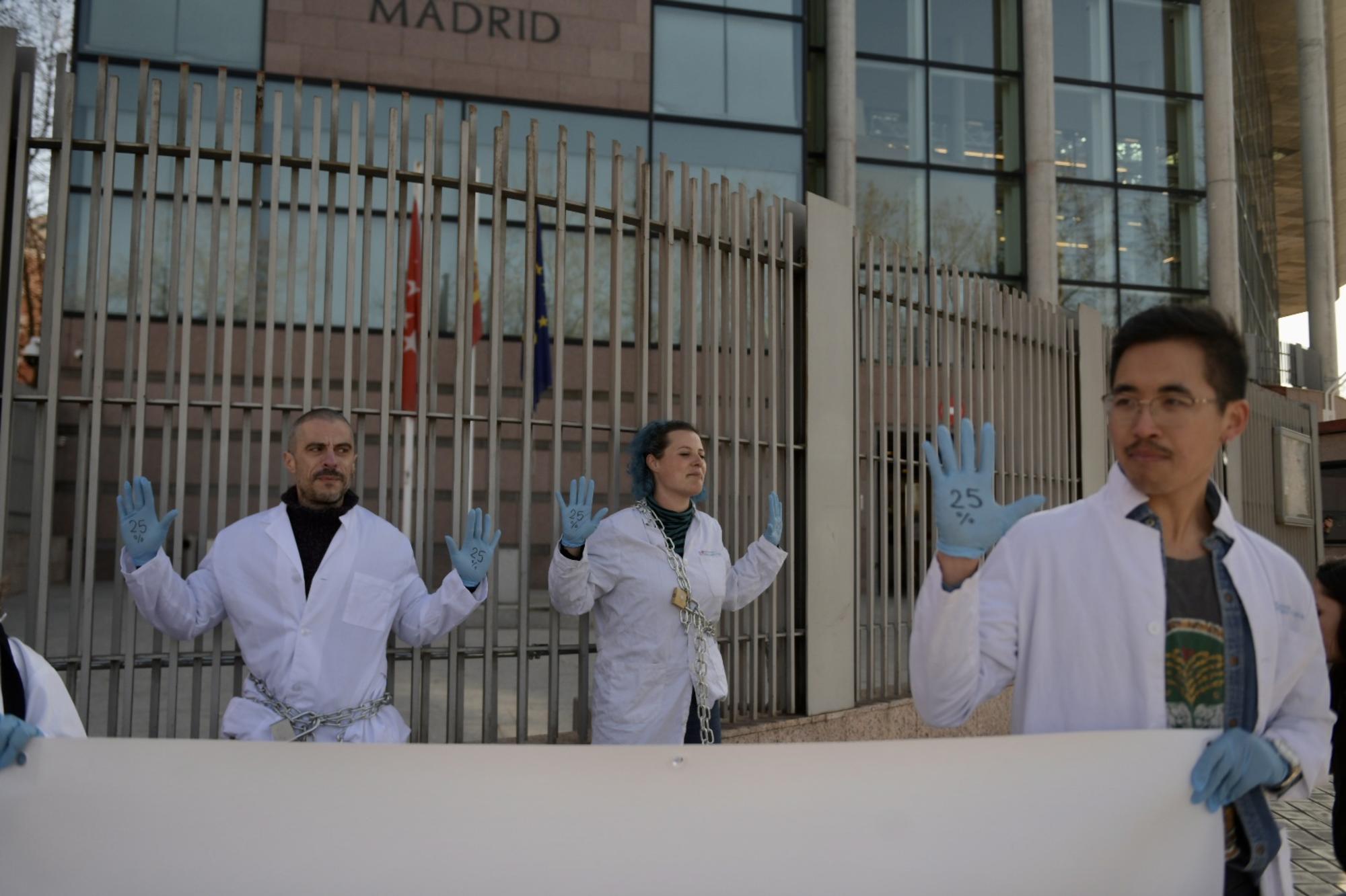 Sanitaria encadenada 2